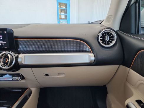 Used 2022 Mercedes-Benz GLB 250 w/ Premium Package Lite image 21
