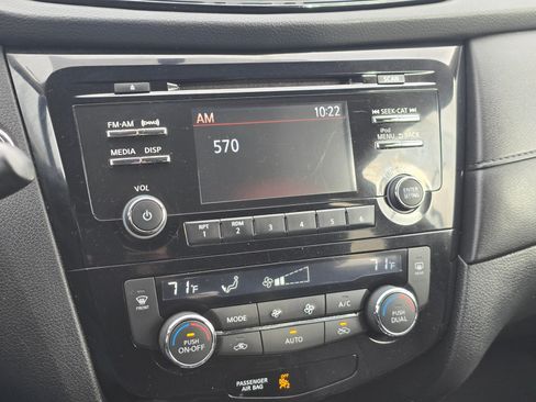 Used 2017 Nissan Rogue SV w/ SV Family Package image 17