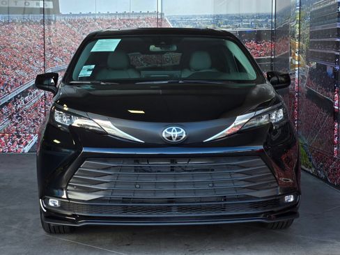 Certified 2026 Toyota Sienna XLE FWD image 3