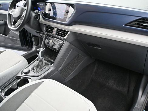 Used 2024 Volkswagen Taos SE image 19