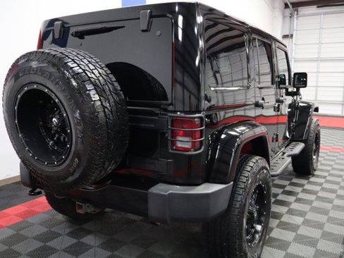 Used 2017 Jeep Wrangler Unlimited Sahara w/ Connectivity Group AWD/4WD image 18