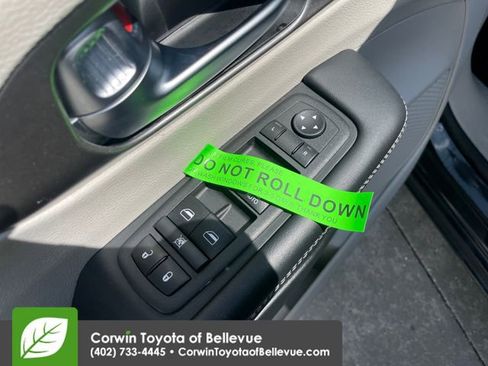 Used 2023 Chrysler Pacifica Touring-L image 19