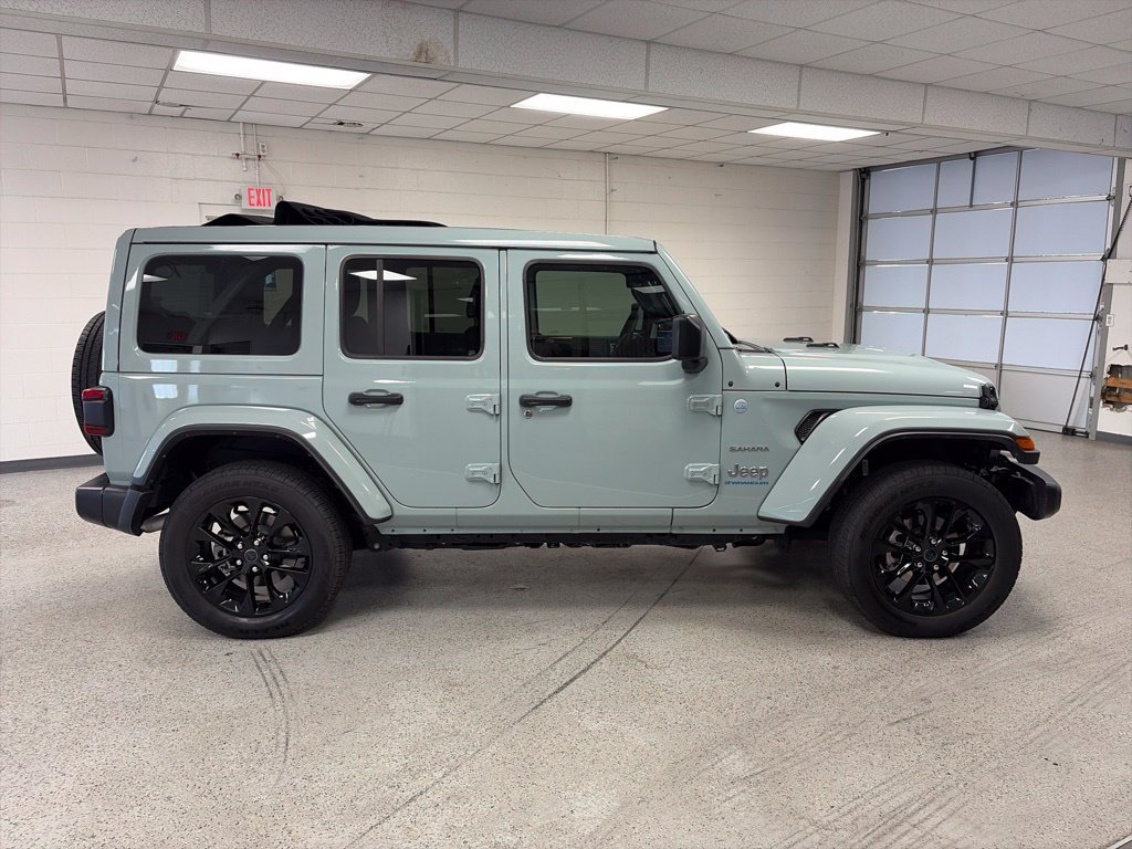 Used 2024 Jeep Wrangler Unlimited Sahara w/ Technology Group AWD/4WD image 2