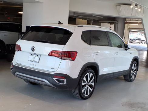 Used 2023 Volkswagen Taos SE w/ Panoramic Sunroof Package AWD/4WD image 4