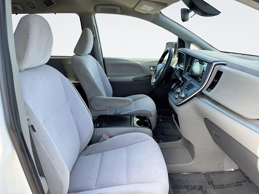 Used 2020 Toyota Sienna LE w/ Carpet Mat Package FWD image 30