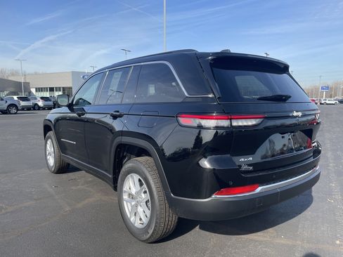 Used 2025 Jeep Grand Cherokee Laredo X image 3