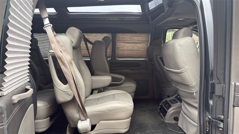 Used 2015 Chevrolet Express 2500 Extended RWD image 17