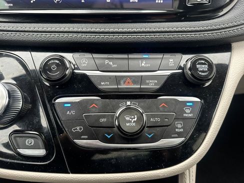 Used 2023 Chrysler Pacifica Limited image 17