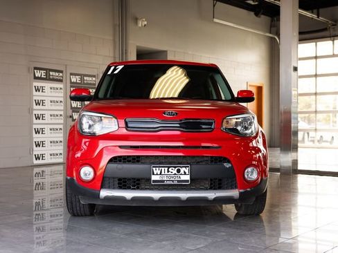 Used 2017 Kia Soul + image 3