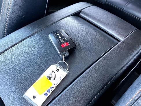 Used 2019 Toyota Highlander XLE w/ Carpet Mat Package (TMS) AWD/4WD image 15