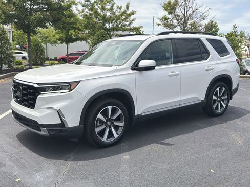 Certified 2025 Honda Pilot Touring image 5