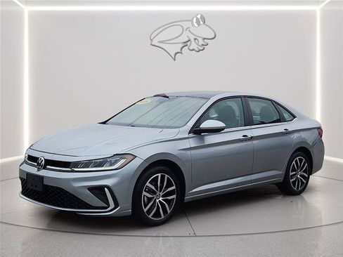 Used 2025 Volkswagen Jetta SE FWD image 1