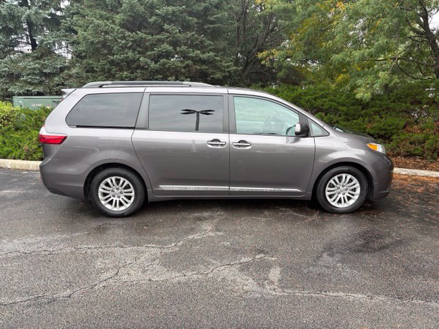 Used 2015 Toyota Sienna XLE Premium FWD image 4