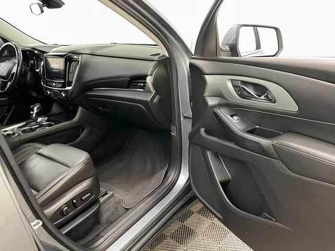 Used 2021 Chevrolet Traverse LT image 33