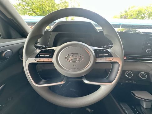 Used 2025 Hyundai Elantra SE FWD image 15