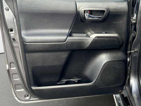 Used 2019 Toyota Tacoma TRD Off-Road w/ Technology Package image 13