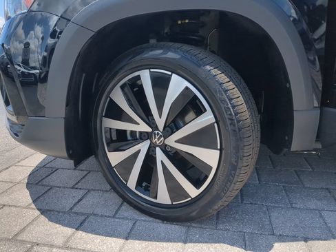 Certified 2023 Volkswagen Taos SE FWD image 33