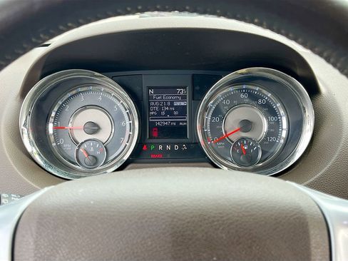 Used 2014 Chrysler Town & Country Touring image 12