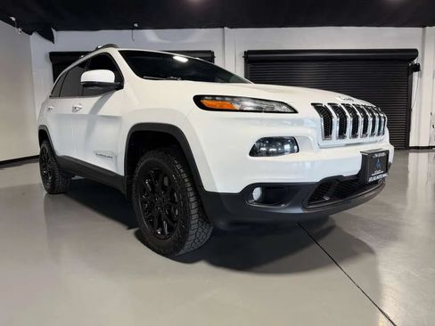 Used 2016 Jeep Cherokee Latitude w/ Comfort/Convenience Group AWD/4WD image 3