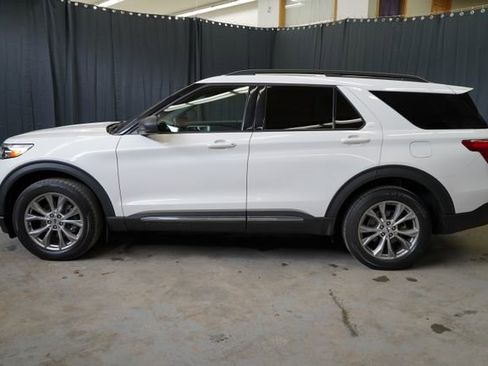 Used 2020 Ford Explorer XLT w/ Equipment Group 202A AWD/4WD image 4
