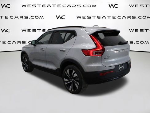 Used 2025 Volvo XC40 B5 Plus image 5