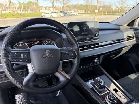 Used 2023 Mitsubishi Outlander SE AWD/4WD image 13