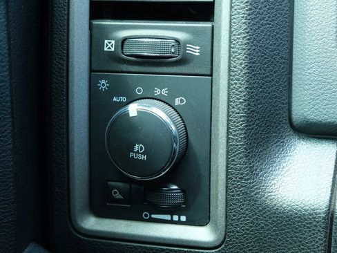 Used 2017 RAM 1500 Express w/ Express Value Package RWD image 33