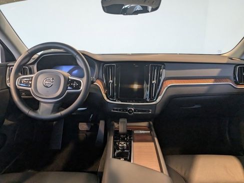 Used 2025 Volvo V60 B5 Cross Country Plus image 11