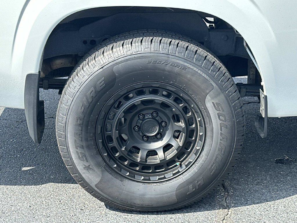 Used 2024 Nissan Frontier SV RWD image 9