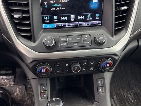 Used 2018 GMC Acadia SLE image 3