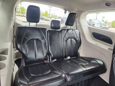 Used 2023 Chrysler Pacifica Touring-L FWD image 33