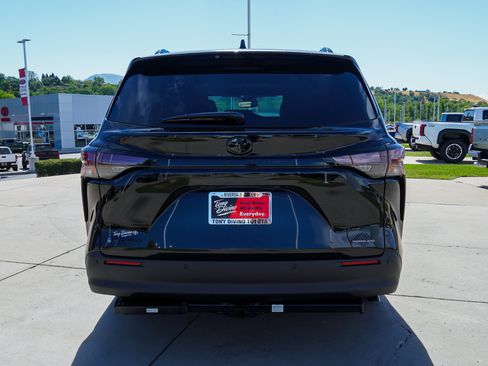 New 2026 Toyota Sienna XLE Woodland Edition AWD/4WD image 7