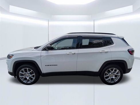 Used 2022 Jeep Compass Latitude w/ Sun and Sound Group AWD/4WD image 7