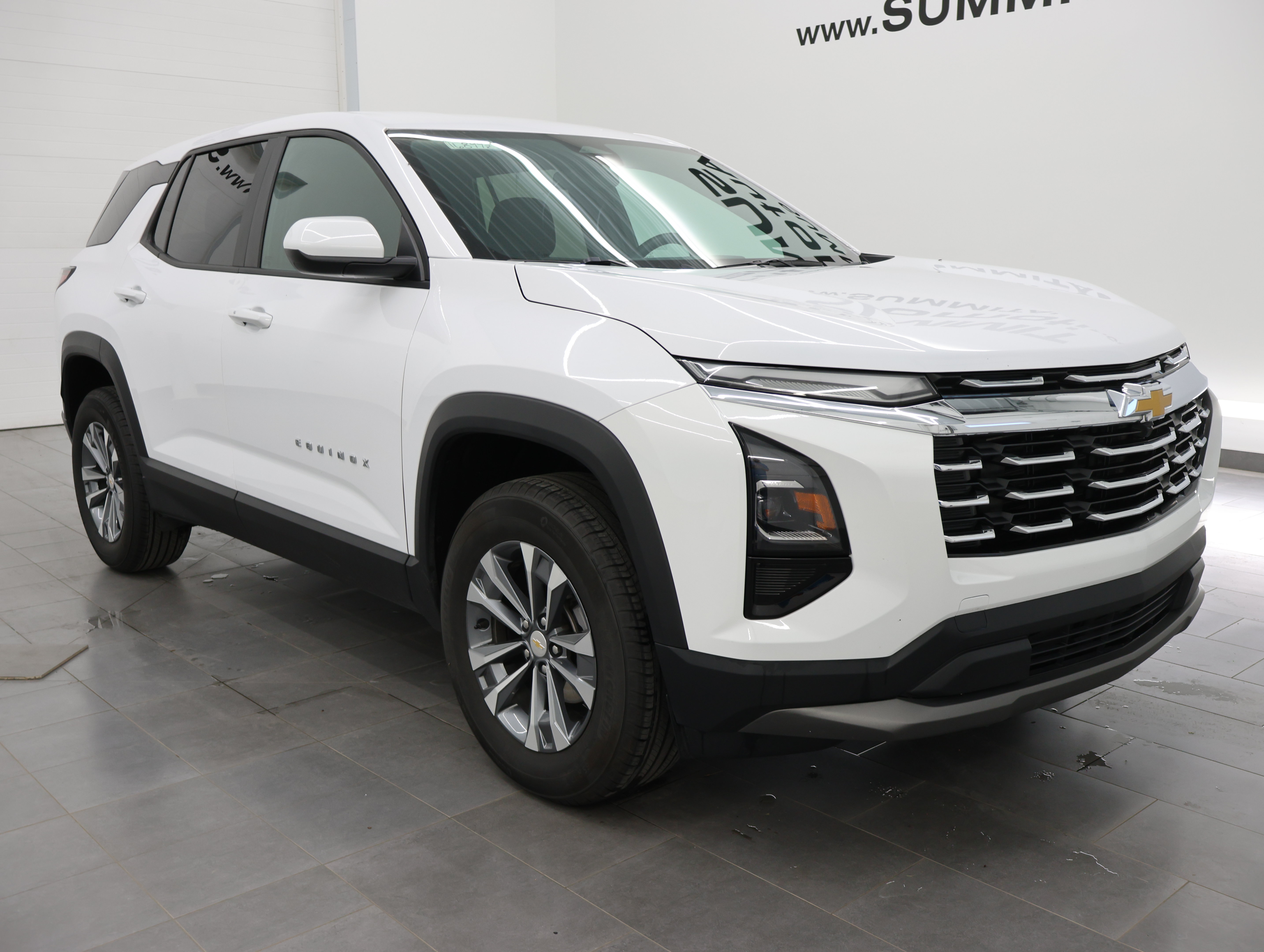 Used 2026 Chevrolet Equinox LT AWD/4WD image 2
