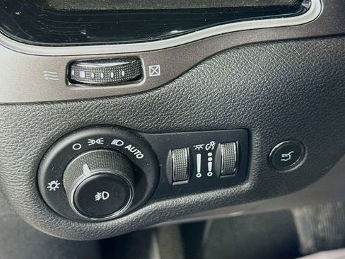 Used 2019 Jeep Cherokee Limited image 11