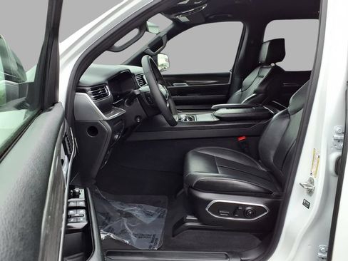 Certified 2024 Jeep Wagoneer Series II w/ Flexible Seating Group AWD/4WD image 22