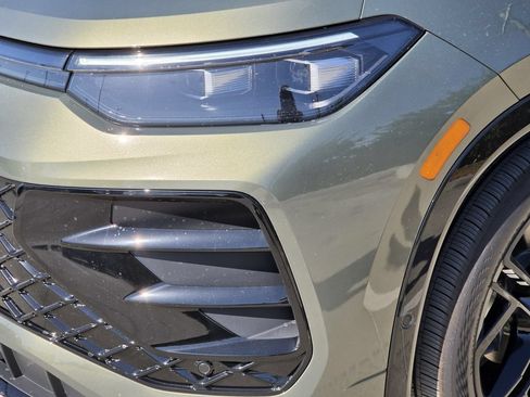 New 2026 Volkswagen Tiguan SE R-Line FWD image 6