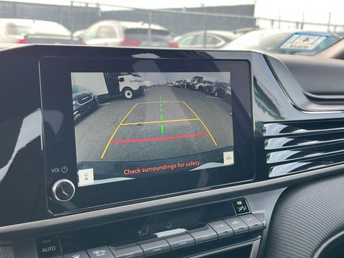 Used 2025 Toyota Camry SE image 17