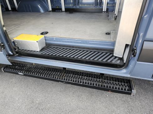 Used 2018 Mercedes-Benz Sprinter 2500 image 17