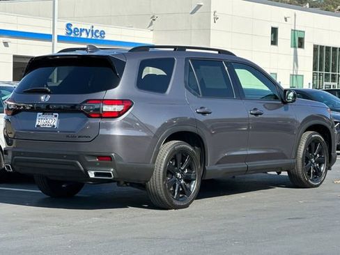 Certified 2025 Honda Pilot Black Edition image 3