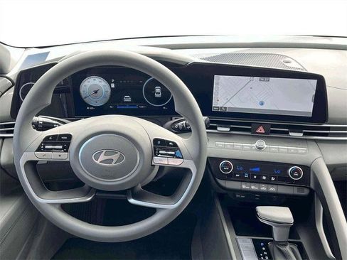 New 2024 Hyundai Elantra SEL image 17