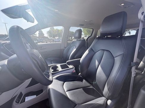Used 2024 Chrysler Pacifica Touring-L FWD image 6