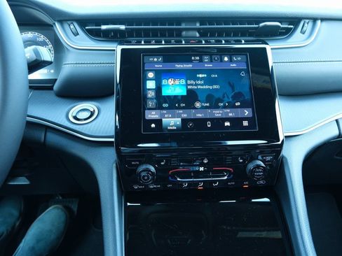 New 2025 Jeep Grand Cherokee Laredo X w/ Luxury Tech Group I image 19