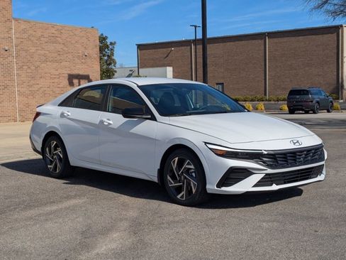 Used 2025 Hyundai Elantra Sport image 7