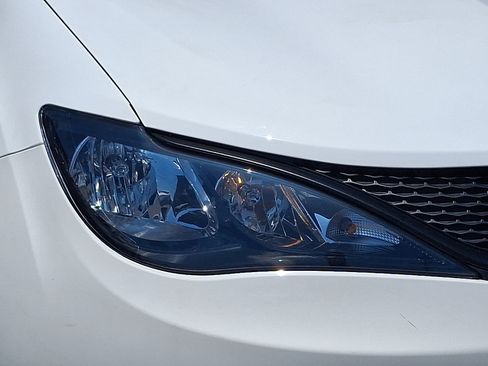 Certified 2023 Chrysler Voyager LX FWD image 10