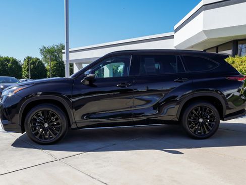 Used 2025 Toyota Highlander XSE AWD/4WD image 5