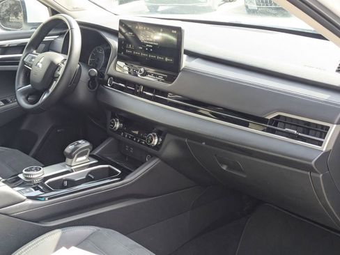 Used 2025 Mitsubishi Outlander SE FWD image 30