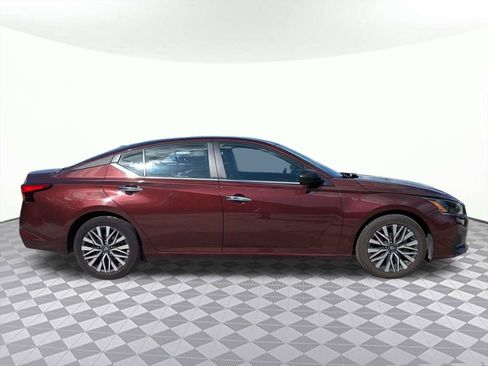 Used 2025 Nissan Altima 2.5 SV FWD image 2