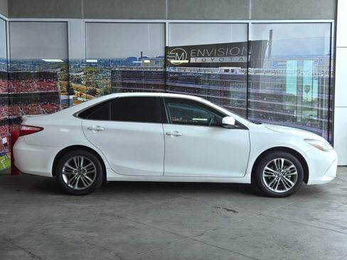 Used 2016 Toyota Camry SE image 4