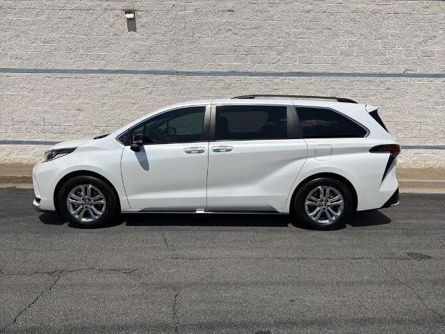 Used 2023 Toyota Sienna XSE AWD/4WD image 4